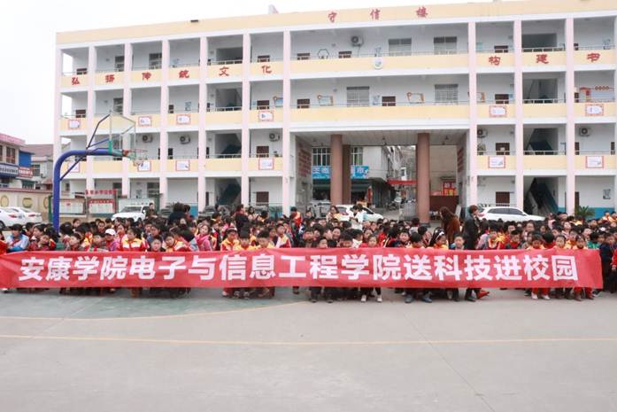 说明: F:\科技下乡\太阳成集团tyc234cc古天乐送科技进校园_五里小学\IMG_8431.JPG